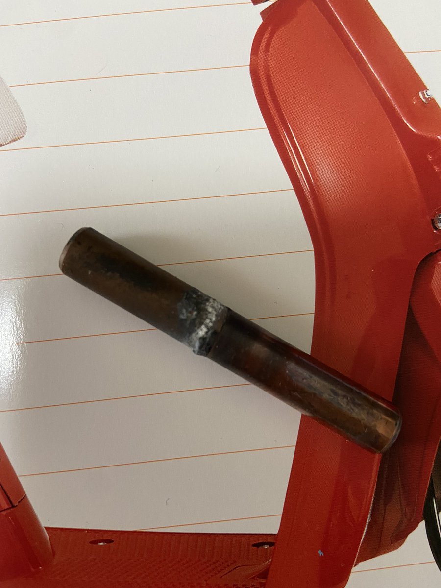 scrap_collector's tweet photo. 気になっていたけどカーナのエンジンに付いてるこれはなんだ?🤔
hiのエンジンには付いてないと思う。
ちなみにこないだ落ちてきた。😅
#ca19a
#ca18a
#教えて原付オタク https://t.co/kABqOpI1n4