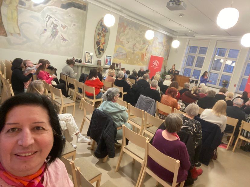 UNAmalmo's tweet photo. Idag på internationella kvinnodagen så vill vi på Malmö FN förening hylla och tacka alla kvinnor där ute. Och vi vill belysa varför dagen är så viktig.  
Det har vi gjort genom att samla in citat ute på stan i Malmö och även fått vänner och bekanta att skicka in vad dagen betyder https://t.co/N9n91KaS3F