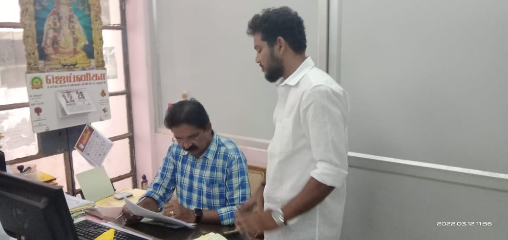 RapikTamilan's tweet photo. காரைக்குடிநகராட்சி18வார்டுக் உட்பட்டசூடாமணிபுரம்பகுதி வேலுநாச்சியார்தெருகண்ணகிதெருஅகியபகுதிகள் குப்பைகிடங்காகமாறியுள்ளது அதைசுத்தம்செய்து சுகாதாரத்தைபாதுகாக்கவேண்டி சுகாதாரதுறைஅதிகாரியிடம் 12.03.2022இன்றுசிவகங்கைமாவட்டகொள்கைபரப்புசெயலாளர் தமிழன் ரபிக்* அர்களால் மனு கொடுக்க பட்டது https://t.co/6nhDcBlJDA