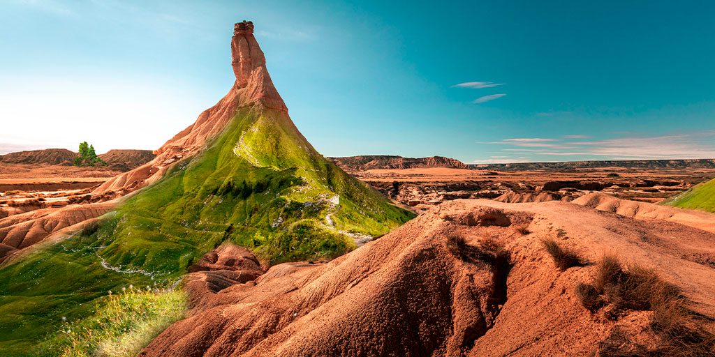 EspanaEnLatam's tweet photo. #FindTheError🕵️♂️
The landscapes of the #BárdenasReales Nature Reserve are easily recognisable. Its odd shapes and colours make it a wonder of nature.💚 But, can't you see something weird?🤔
👉 https://t.co/SdWBr8FY0c
#YouDeserveSpain #VisitSpain #SpainNature @VisitNavarra https://t.co/hNZjdI6CZK