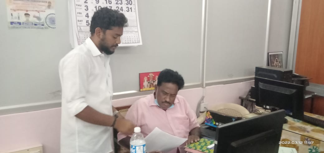 RapikTamilan's tweet photo. காரைக்குடிநகராட்சி18வார்டுக் உட்பட்டசூடாமணிபுரம்பகுதி வேலுநாச்சியார்தெருகண்ணகிதெருஅகியபகுதிகள் குப்பைகிடங்காகமாறியுள்ளது அதைசுத்தம்செய்து சுகாதாரத்தைபாதுகாக்கவேண்டி சுகாதாரதுறைஅதிகாரியிடம் 12.03.2022இன்றுசிவகங்கைமாவட்டகொள்கைபரப்புசெயலாளர் தமிழன் ரபிக்* அர்களால் மனு கொடுக்க பட்டது https://t.co/6nhDcBlJDA
