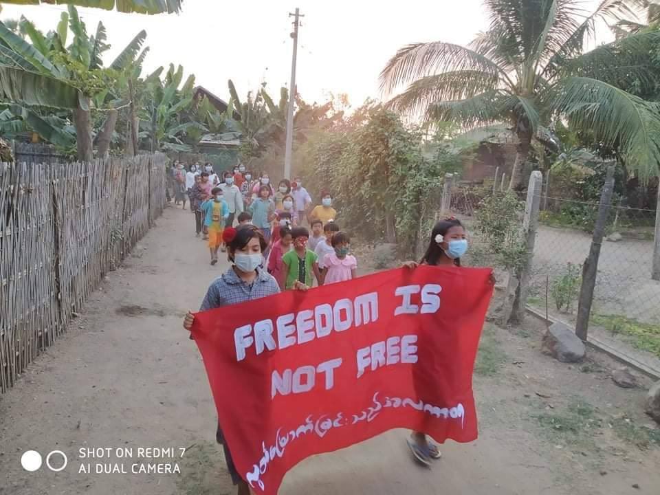 YwayNoo's tweet photo. An anti-coup protest staged by the locals of a village in Yinmarpin Tsp was seen today. #VillagesBurntDownByJunta #2022Mar12Coup #WhatsHappeningInMyanmar https://t.co/WZFfAGottJ