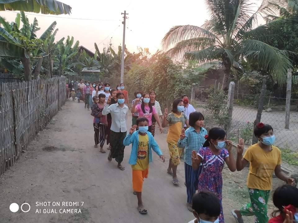 YwayNoo's tweet photo. An anti-coup protest staged by the locals of a village in Yinmarpin Tsp was seen today. #VillagesBurntDownByJunta #2022Mar12Coup #WhatsHappeningInMyanmar https://t.co/WZFfAGottJ