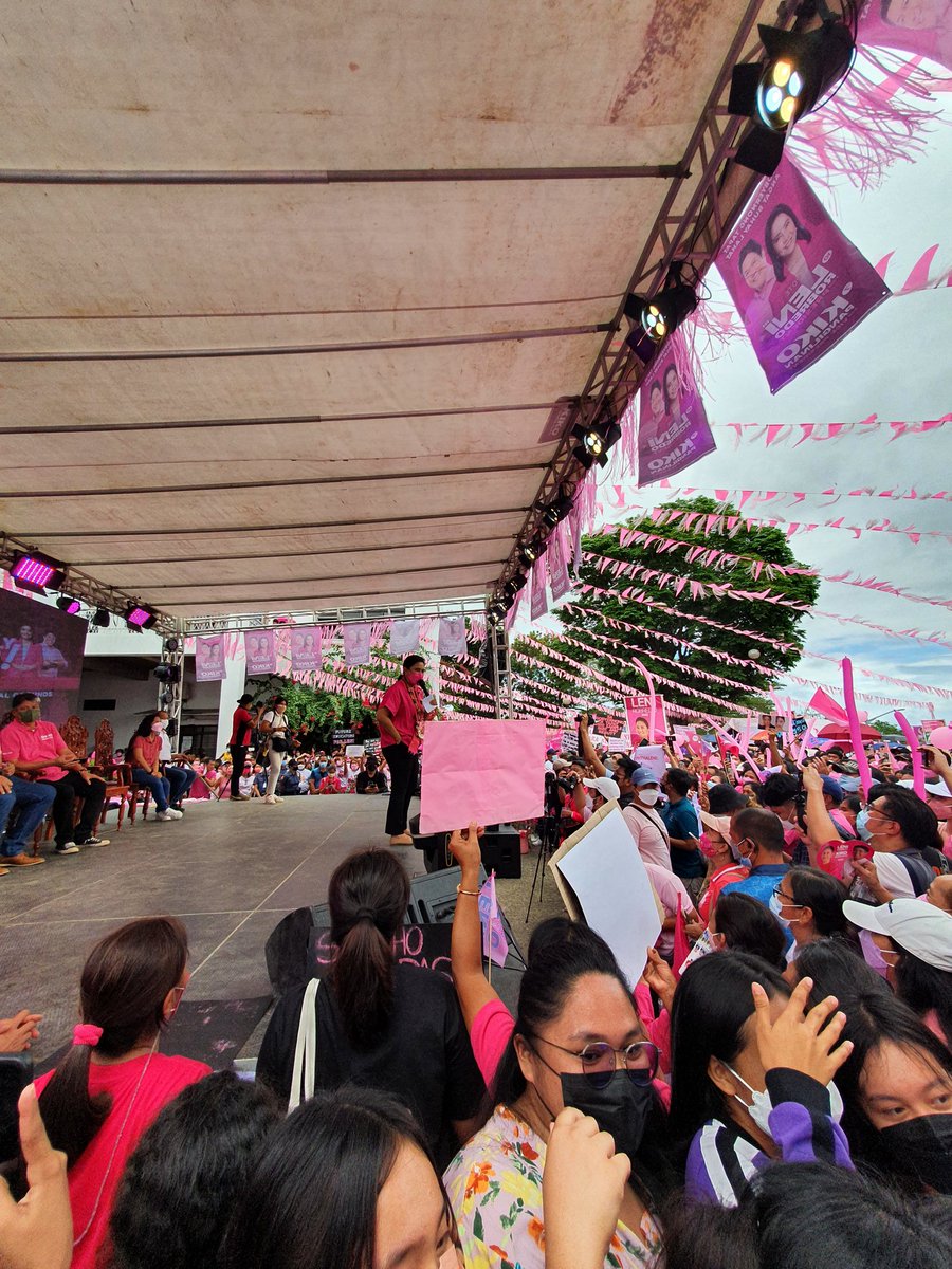 VP Leni Robredo gets a rockstar welcome from Ilocanos here in Alcala, Cagayan! 

#LeniKiko2022
#TuguegaraoIsPink
#CagayanIsPink
#CagayanRemembers 
#CagayanForLeni
#SolidNorthIsAPrank