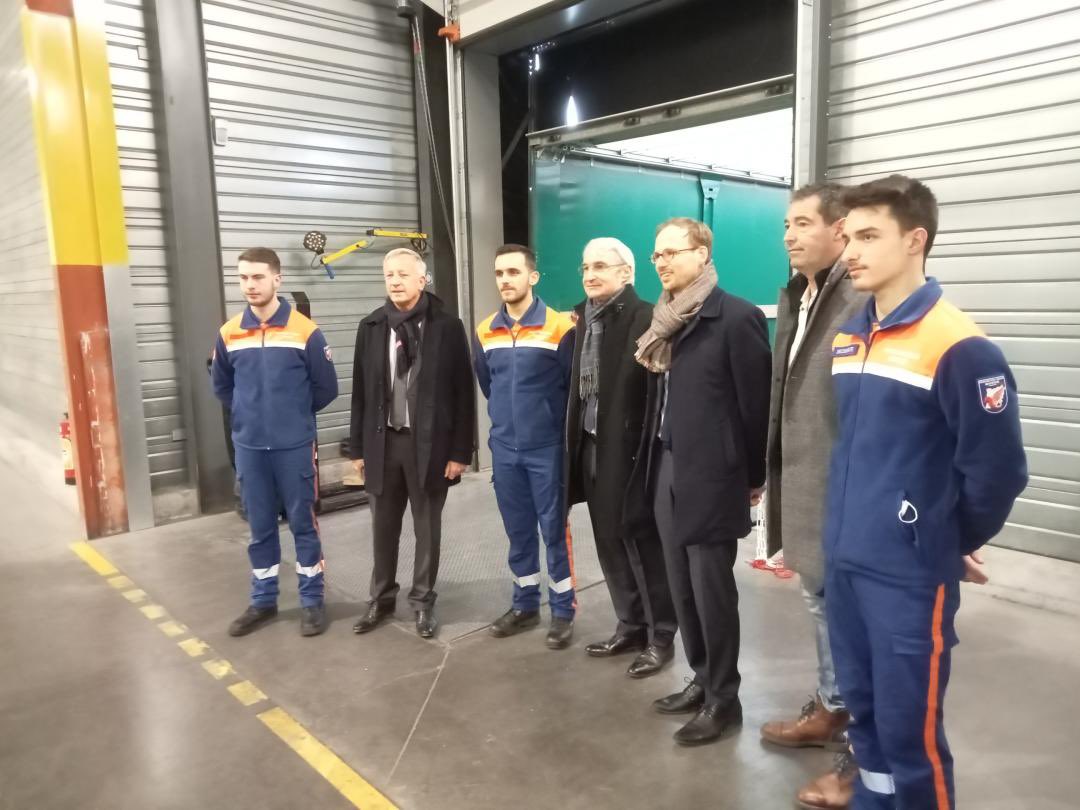 ProtecCivile53's tweet photo. 🇺🇦 [SOLIDARITÉ UKRAINE] 🇺🇦

🥳 Hier premier départ d’un convoi en direction de la base régionale à @nantesfr en gestion par la @protec44.

🚛 Grâce à notre partenaire Transports #BREGER nous avons pu acheminer au total 1️⃣5️⃣ palettes des dons récupérés dans les EPCI. https://t.co/R1VydFGRZ7