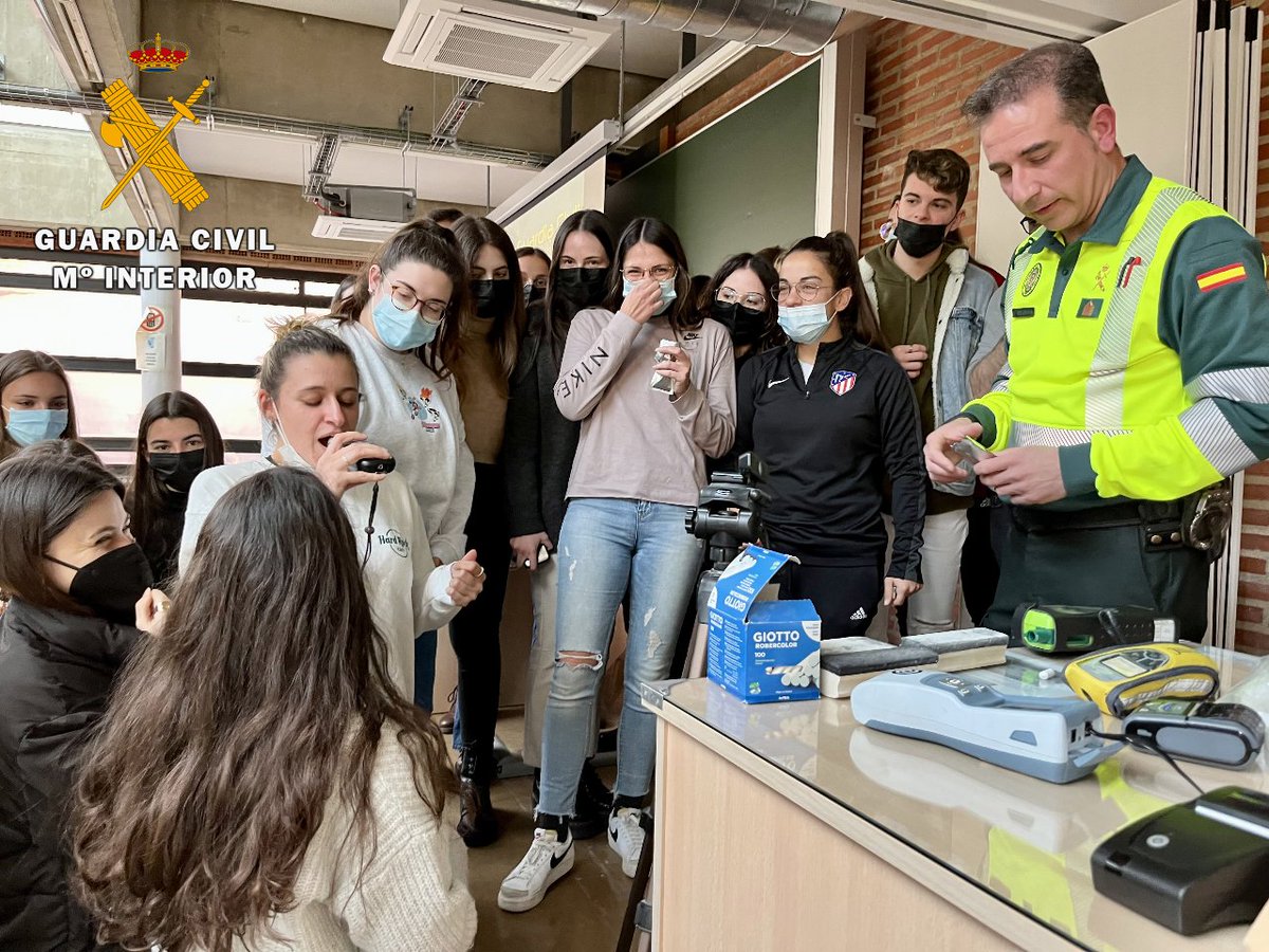 guardiacivil_ab's tweet photo. Esta semana, efectivos de la @guardiacivil_ab de las especialidades de #Trafico y #PoliciaJudicial realizaron una exposición práctica para alumno@s del 3º curso del Grado de #Criminologia de la #UCLM sobre la misión de la Policía Judicial en los delitos contra la salud pública. https://t.co/E6c80QdjlA