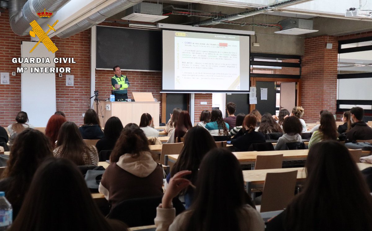 guardiacivil_ab's tweet photo. Esta semana, efectivos de la @guardiacivil_ab de las especialidades de #Trafico y #PoliciaJudicial realizaron una exposición práctica para alumno@s del 3º curso del Grado de #Criminologia de la #UCLM sobre la misión de la Policía Judicial en los delitos contra la salud pública. https://t.co/E6c80QdjlA