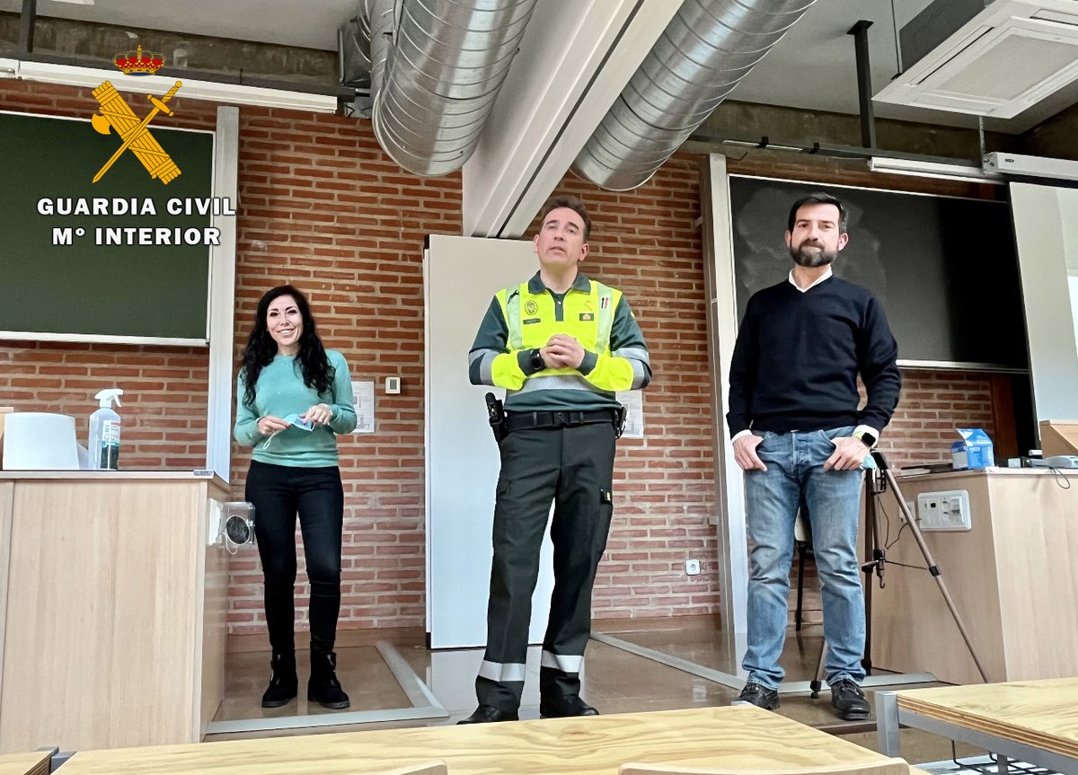 guardiacivil_ab's tweet photo. Esta semana, efectivos de la @guardiacivil_ab de las especialidades de #Trafico y #PoliciaJudicial realizaron una exposición práctica para alumno@s del 3º curso del Grado de #Criminologia de la #UCLM sobre la misión de la Policía Judicial en los delitos contra la salud pública. https://t.co/E6c80QdjlA