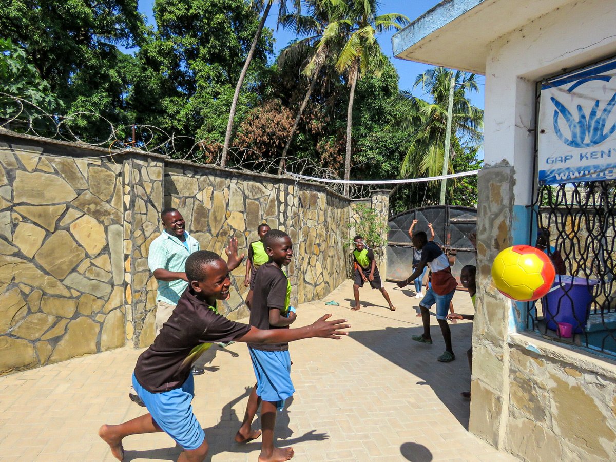 GapKenya7's tweet photo. Love that the boys get to have fun at our Stepping Stones Centre. Not the most conventional volley ball pitch but hey…just look at the smiles!
#gapkenya #makingadifference #charity https://t.co/GsDY58shiT