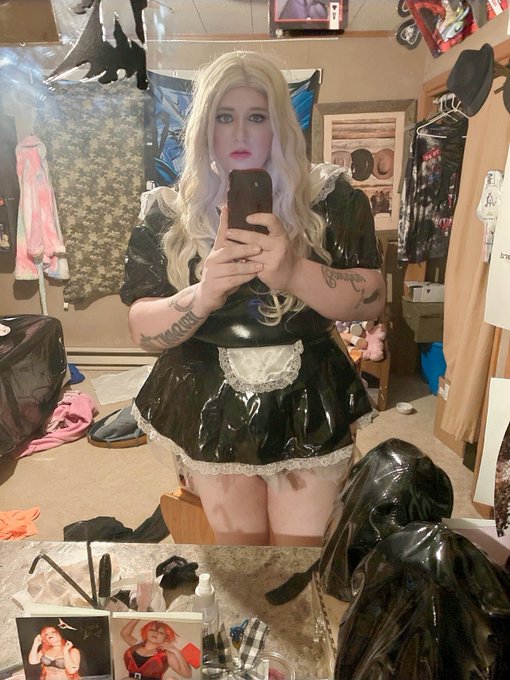 Maid outfit https://t.co/vLUYq2NT32