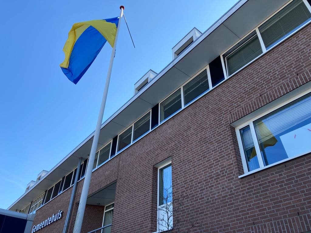 💛💙 Wij staan in onze gemeente stil bij de situatie in Oekraïne en aandacht te vragen voor vrede. Vandaag wappert de Oekraïense vlag voor ons gemeentehuis. #citieswithoekraine #gemeentenvooroekraine