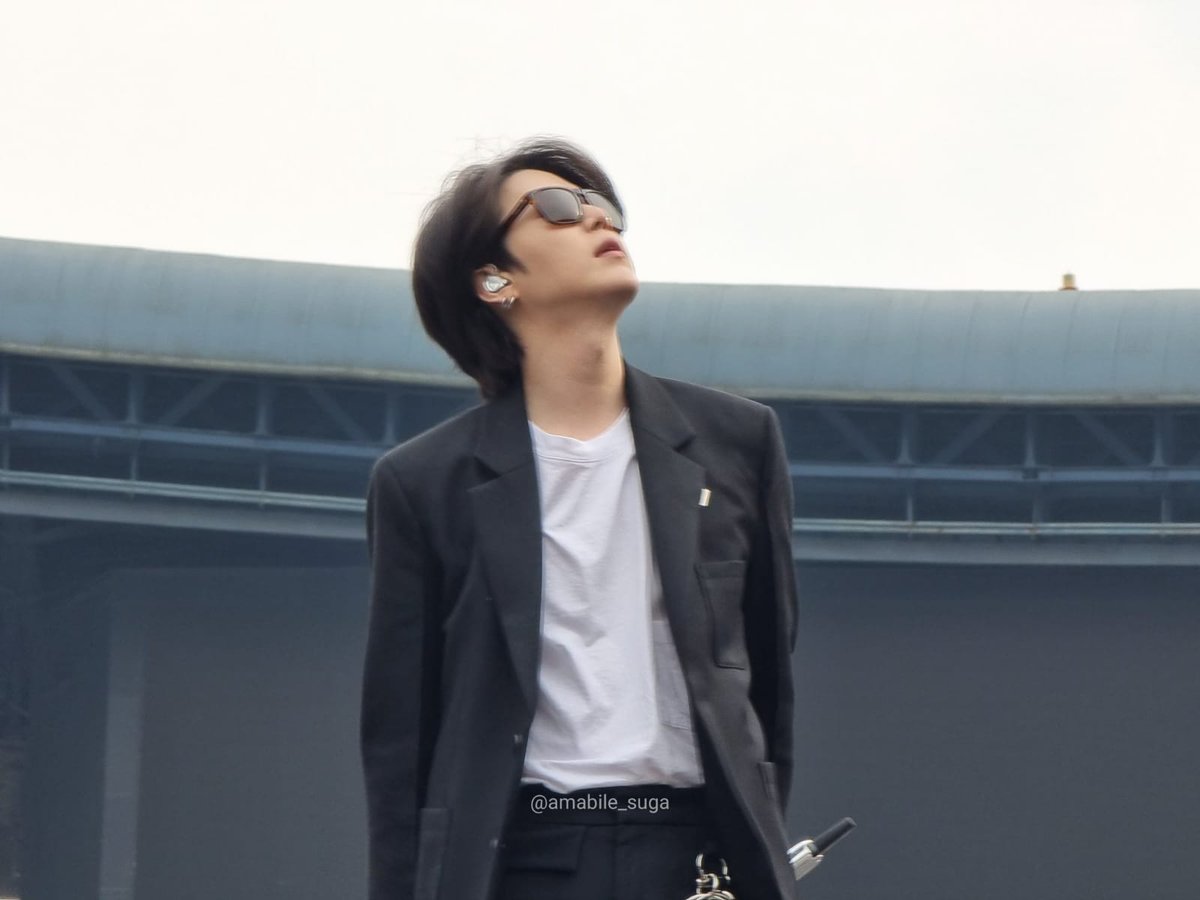 ''Takım elbiseli erkekler sana zarar veremez'' 

Takım elbiseli erkek: