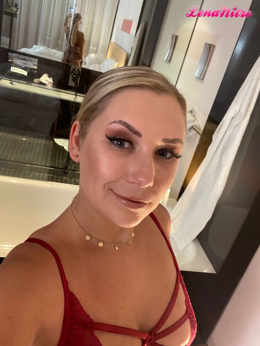 Was machst Du heute Abend noch? 💋 https://t.co/CniueeSr94