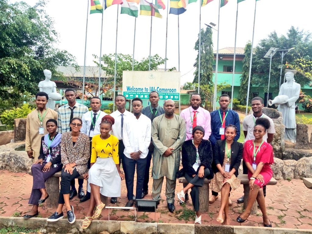 RR_IAI_Abanda's tweet image. J'ai présenté ce jour au personnel de @iaicmr_officiel les étudiants boursiers de cette prestigieuse Coopération Chine-Afrique. Ils sont 18 élus qui s'envoleront pour la Chine dans quelques mois.
Félicitations