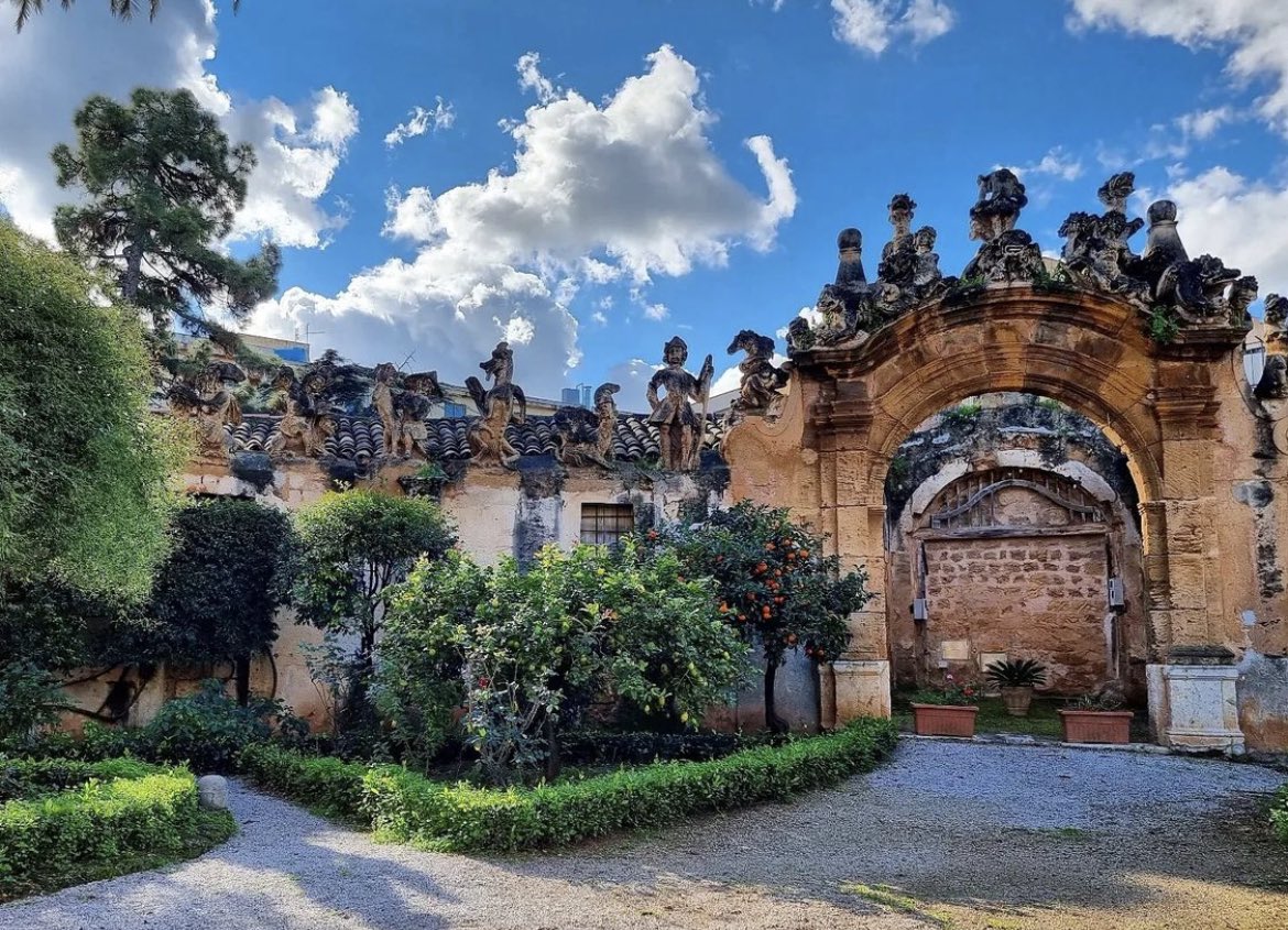 VisitSicilyOP's tweet photo. Villa Palagonia a #Bagheria è conosciuta anche in un altro modo. Sapete dirci quale?
📸 siculamuri
#visitsicilyinfo #sicily #history # https://t.co/yk6wtIXKbi
