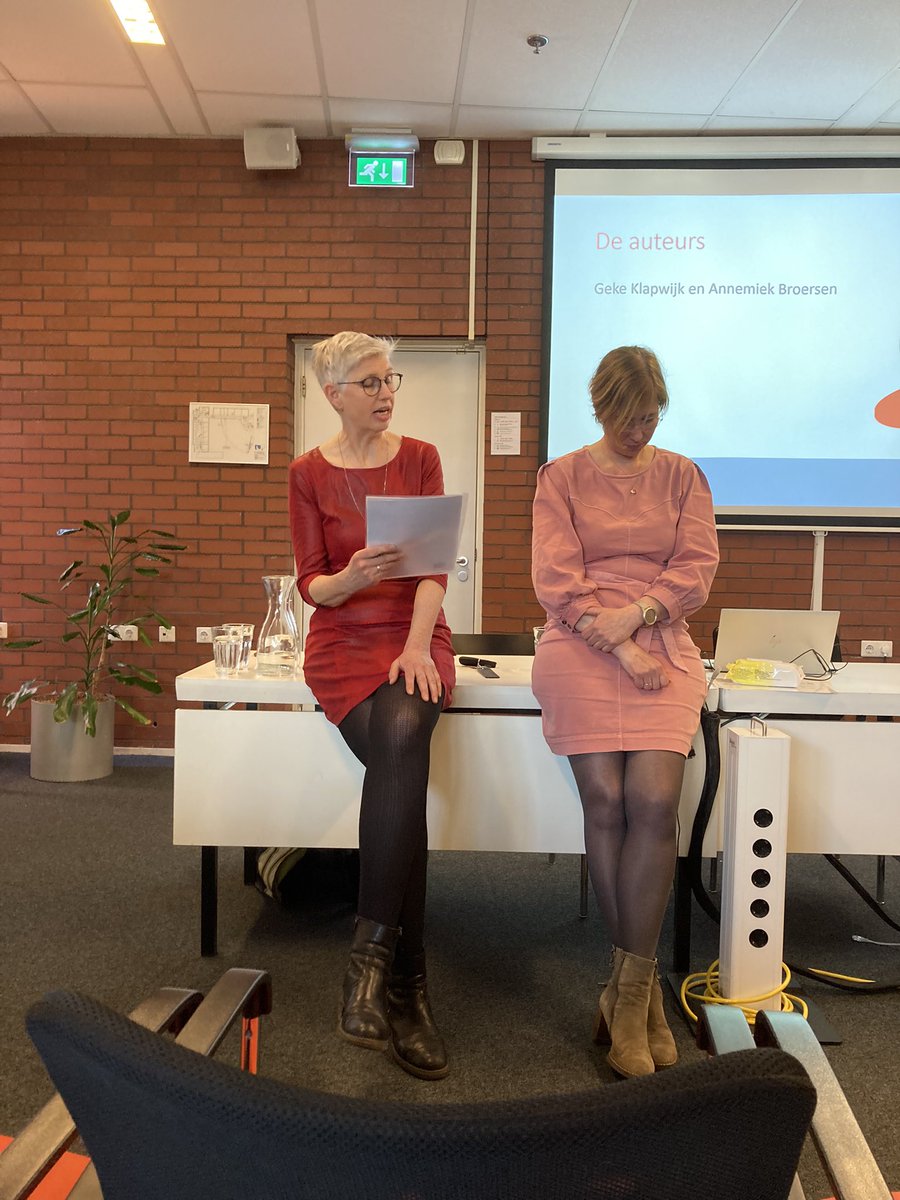 hupabo's tweet photo. @SeminariumvO @HU_Utrecht Mooie presentatie en verhaal op 11 maart in #Utrecht over het #boek #Goedingesprek van Annemiek Broersen (docent HU) en Geke Klapwijk. Een aanwinst voor onderwijs, jeugd, welzijn en zorg! Gefeliciteerd! 🍀 https://t.co/oYWSvQdDXx