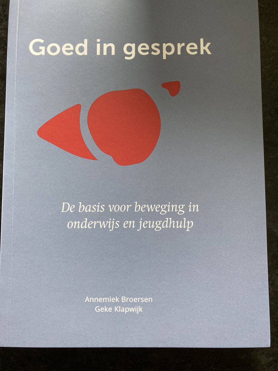 hupabo's tweet photo. @SeminariumvO @HU_Utrecht Mooie presentatie en verhaal op 11 maart in #Utrecht over het #boek #Goedingesprek van Annemiek Broersen (docent HU) en Geke Klapwijk. Een aanwinst voor onderwijs, jeugd, welzijn en zorg! Gefeliciteerd! 🍀 https://t.co/oYWSvQdDXx