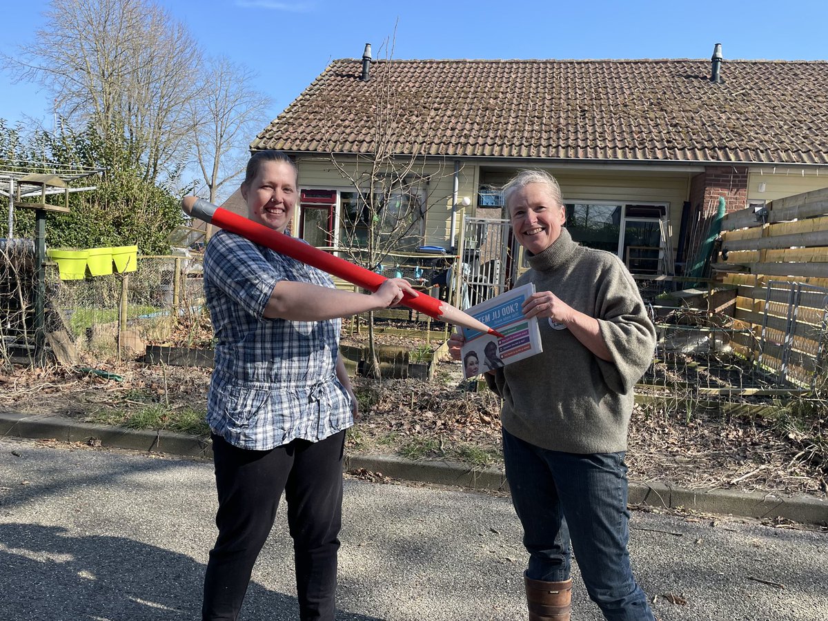 Een groot rood potlood voor Rachel Smit uit Rijswijk. “Kijk naar Oekraïne! We mogen blij zijn met de democratie die we hebben. Pas als je gaat stemmen heb je het recht om kritiek te hebben.” Rachel neemt het rode potlood graag in ontvangst van Mary-Ann Arentz, <a href="/pvda_gl_buren/">PvdA GroenLinks Buren</a>