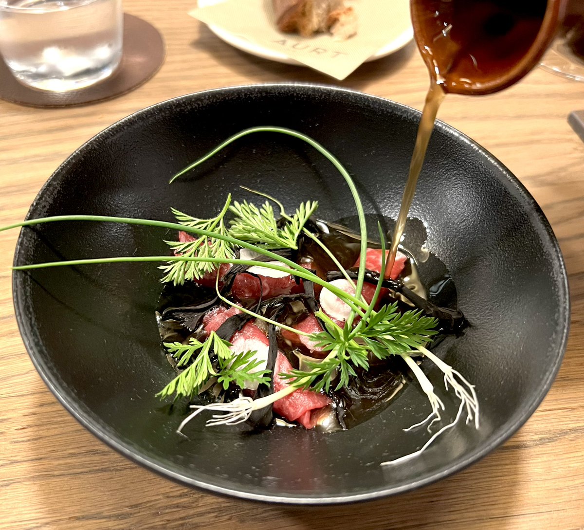 El cocinero <a href="/artur_martinez/">Artur Martinez</a> emplata a la vista sobre una barra su único menú en <a href="/aurtrestaurant/">A Ü R T</a>.  Tradicion revisada, o cómo expresar tanto con tan poco. Esencialidad, sabores, técnica y pensamiento. Una de las cocinas más brillantes en estos momentos.  elviajero.elpais.com/elviajero/2022…