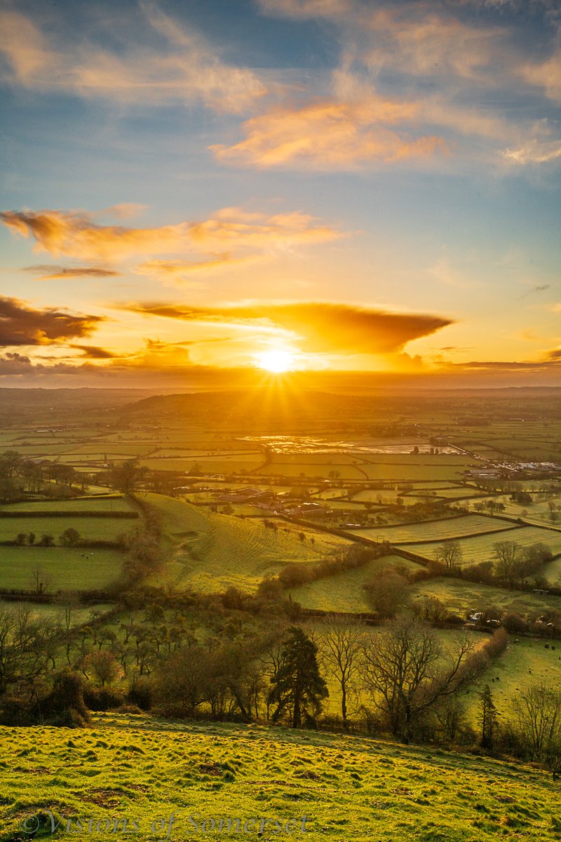 Glastomichelle's tweet photo. It was a lovely sunrise today. Ever so slightly cold and windy up there 😂 but worth it. Portrait format so might need a click. https://t.co/l6wJSnkBVY