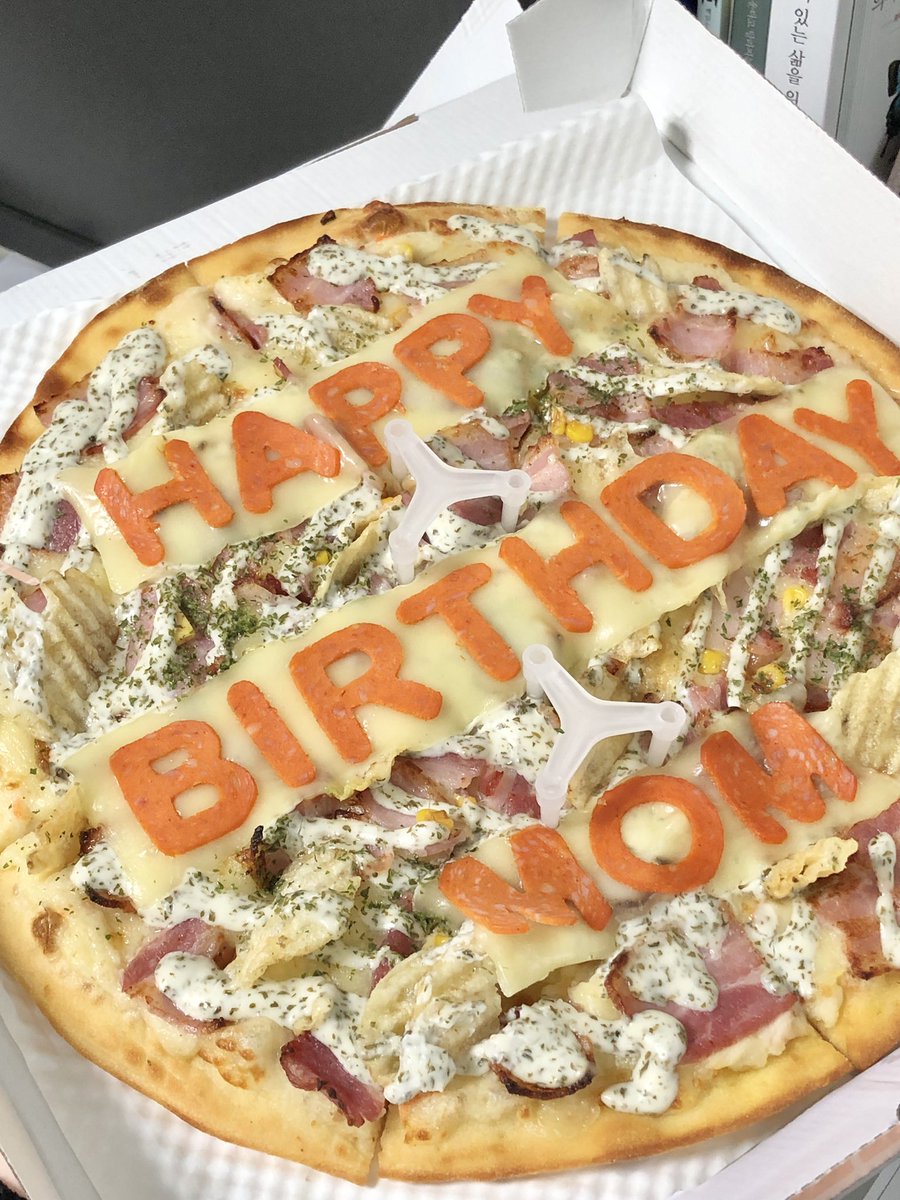 PLOP 플롭 엄마가 케이크보다 피자를 좋아해서 주문해본 레터링 피자 ! 가격은 라지사이즈 + 레터링페퍼로니까지 해서 29,000원  🍕 귀엽다