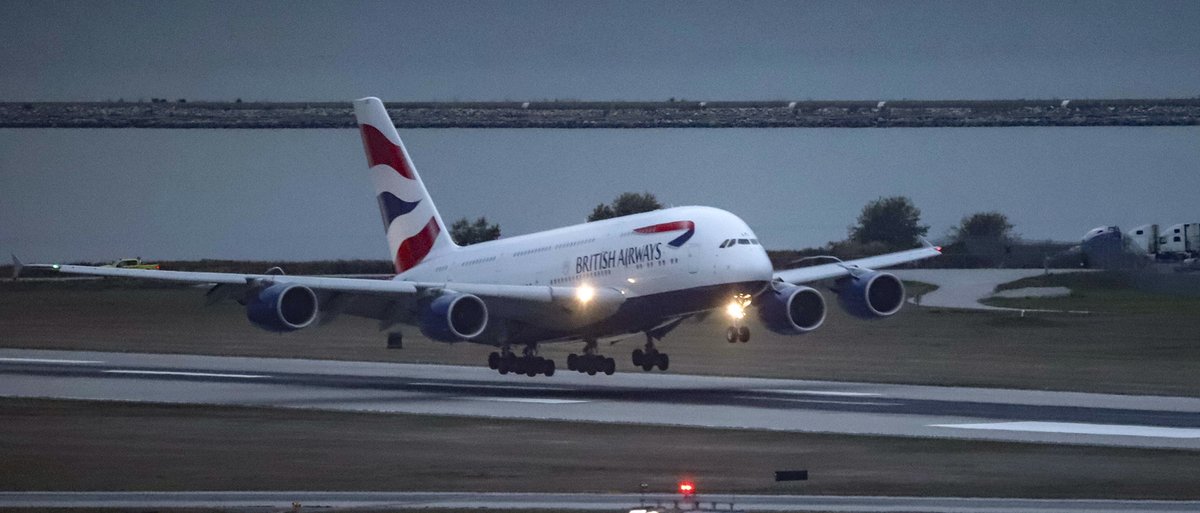 Kent_YVR's tweet photo. #FBF from September of 2018, @British_Airways Super #Speedbird Airbus #A380 twilight arrival @yvrairport from LHR 😎 #yvrspotters #avgeek #Vancouver #GXLEL https://t.co/OsAFULrvI7