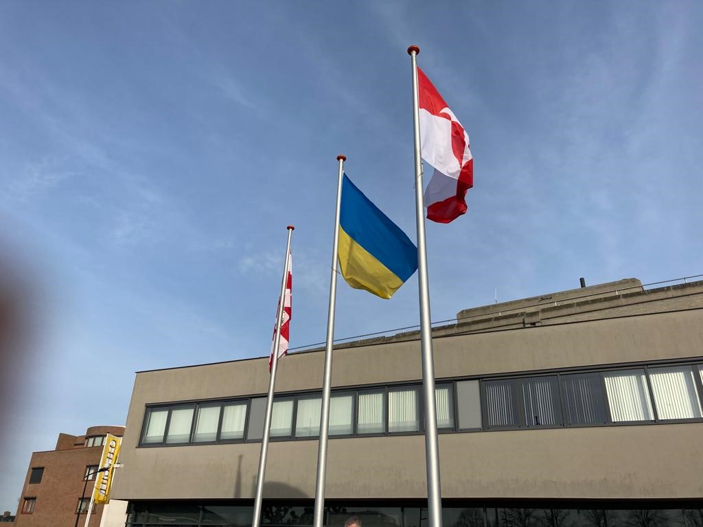 Blauw gele vlag van Oekraïne wappert 
In Bernheze wappert vandaag de vlag van Oekraïne. Burgemeester Moorman: ‘Ook Bernheze spreekt de steun uit voor het Oekraïense volk. We zien met afschuw welk leed deze oorlog teweeg brengt. Dat vraagt om solidariteit en betrokkenheid.’