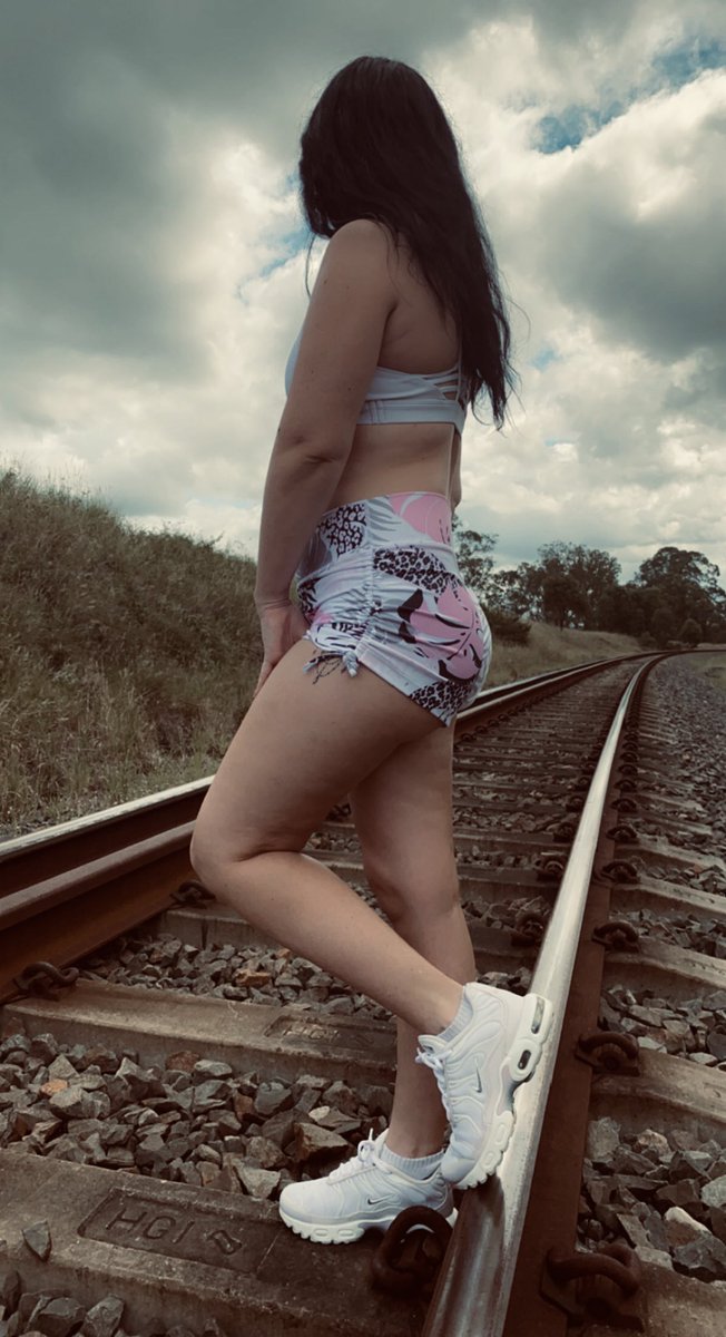 TT1386's tweet photo. Who else loves a good walk along the rail lines #nsfwtwt #nsfwtwtﾟ #onlyfans #pantyselling https://t.co/r1CO79wC6f