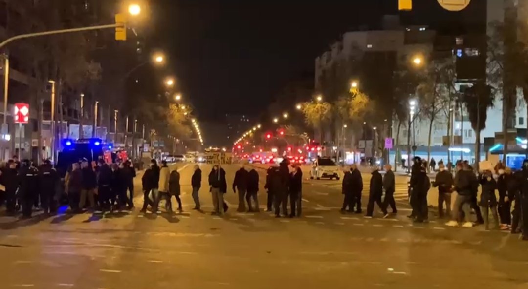 ⚫ MAL JUGAT "DES DE CASA"

Cada dia la concentració de <a href="/MeridianaResis1/">MeridianaResisteix</a> és implacablement apartada per la policia.

En canvi, es permeten contramanifestacions o concentracions sense comunicació on hi participa la dreta populista i l'extrema dreta espanyola.

📸 @kitradio