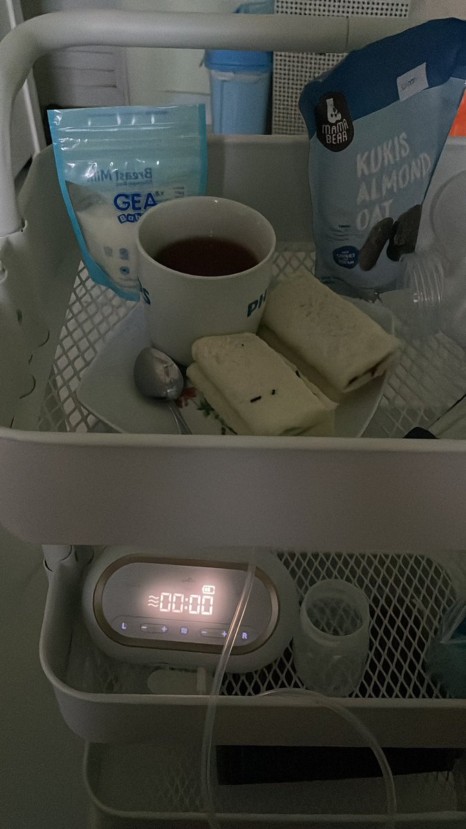 pemandangan hampir setiap hari setelah 12 hari dirumah pasca melahirkan. dukungan dari lingkungan bener2 bikin speechless, tks papa❤️