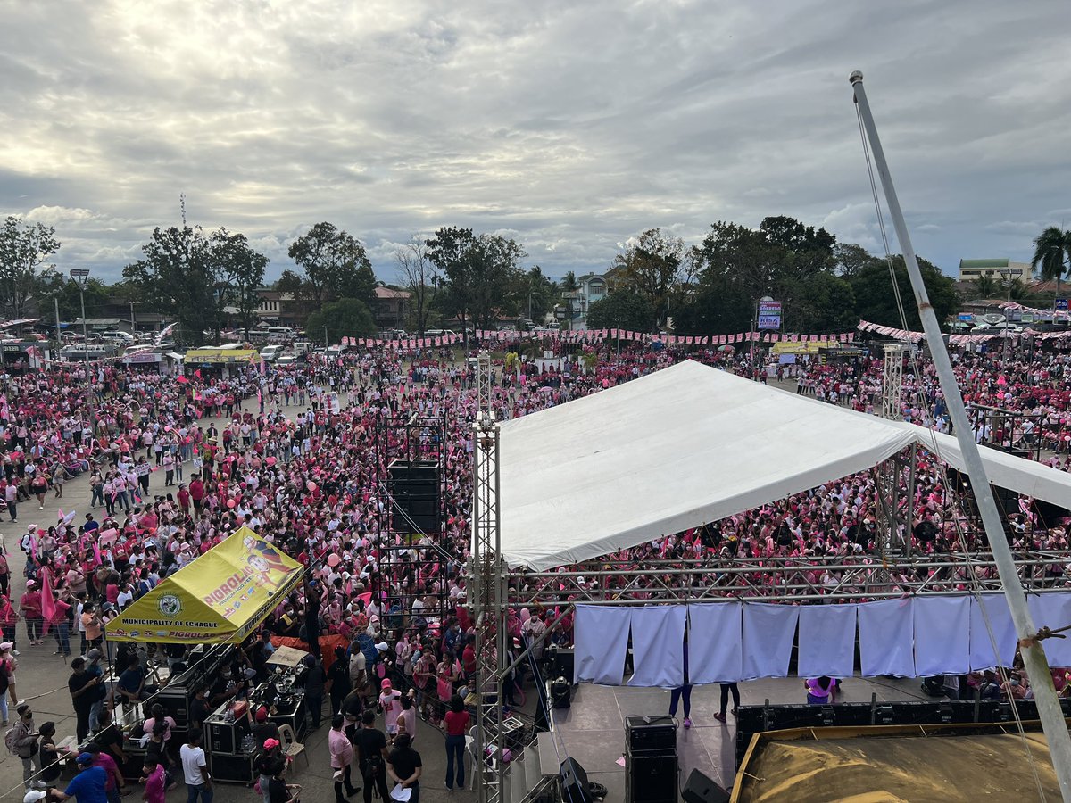 IversonGeo's tweet photo. the crowd that yelled #LugawIsEssential #LeniIsEssential at #IsabelaisPink #isabelaforleni thank you guys so much! Let us keep yelling lugaw just like water is essential!!! https://t.co/8AefbGfsek