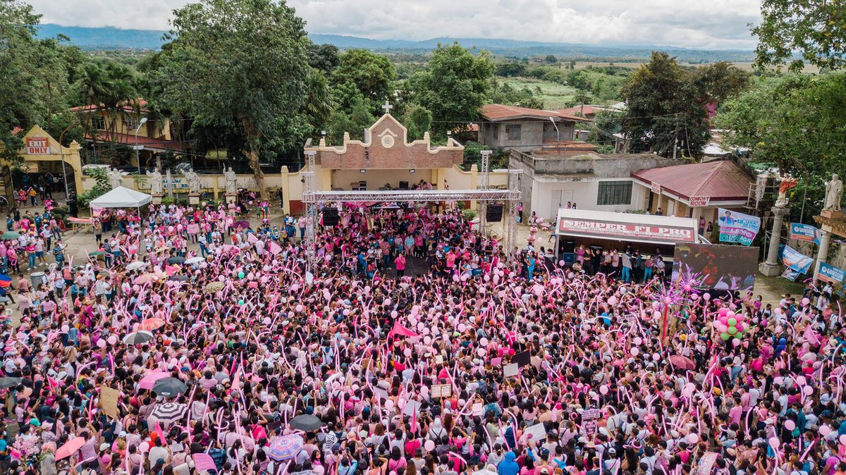 RidelPlana's tweet photo. Despite being part of the supposed “Solid North”of her rival, VP Leni and Sen Kiko drew a large crowd of supporters in Cagayan today. Supporters have chanted “walang solid north” multiple times to show that #SolidNorthIsAPrank. https://t.co/ZhqJTeQWkc