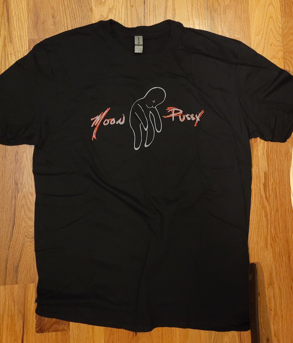 NeatobyNeato's tweet photo. YOOO like my fav local band just gave me a free shirt hell yes https://t.co/uoUwaxJVbn