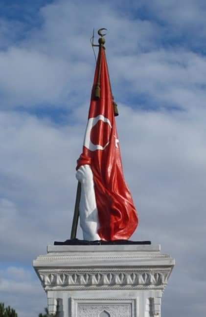 KORKMA SÖNMEZ BU ŞAFAKLARDA YÜZEN AL SANCAK
SÖNMEDEN YURDUMUN ÜSTÜNDE TÜTEN EN SON OCAK

Ruhun şaad olsun. Rabbim rahmeti ve mağfiretiyle muamele eylesin.