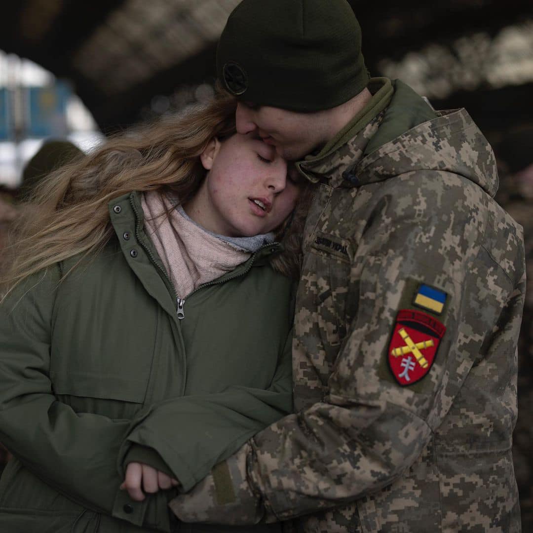 khodorkovsky_en's tweet photo. The main train terminal in Lviv. Ukrainian warriors say goodbye to their beloved ones before heading to Dnipro to help the war effort. 
🇺🇦💙💛 https://t.co/IBcHaPqcIO