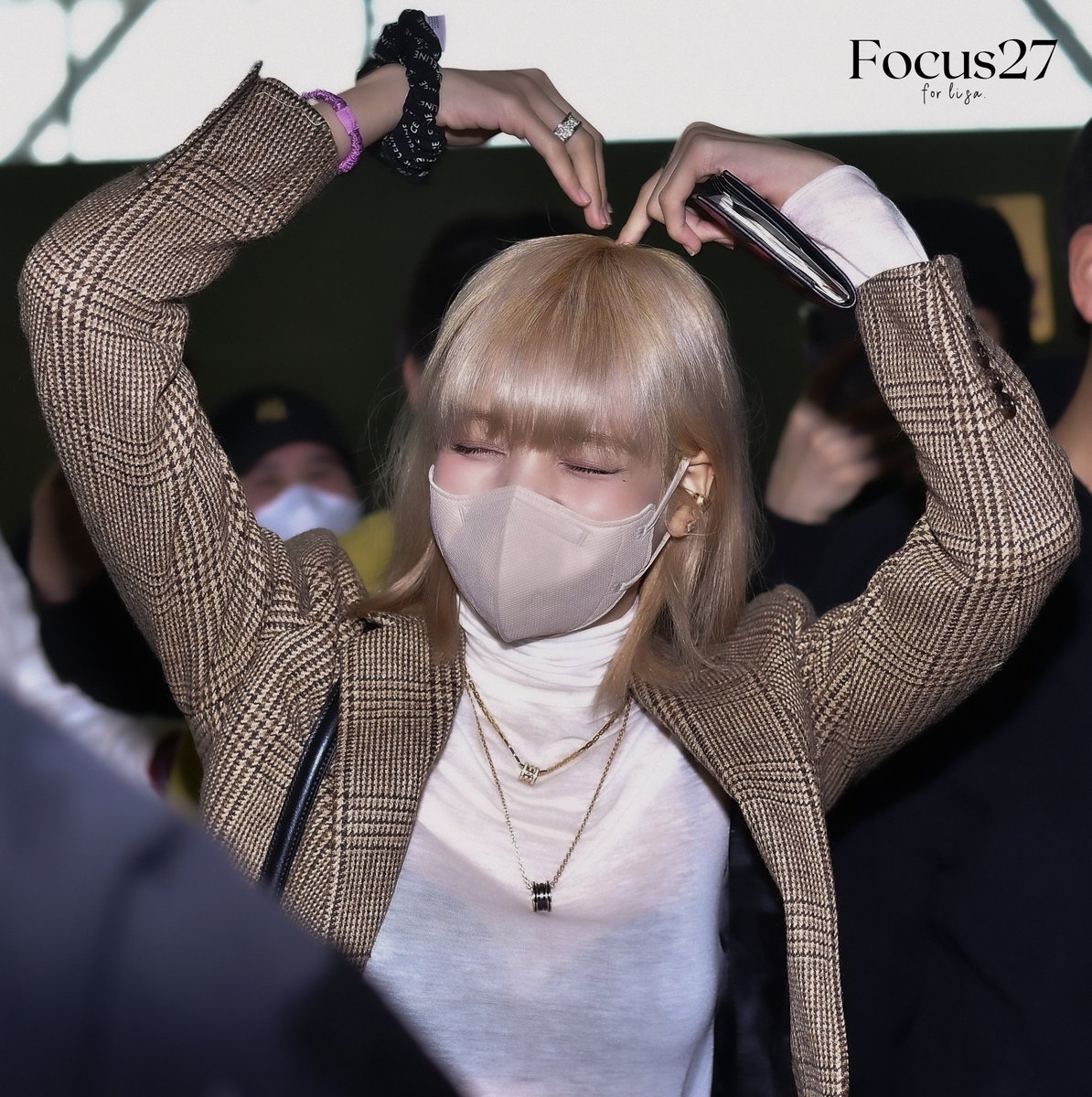 lilifocus_27's tweet photo. [HD] 220312 ICN 출국✈️ 하트!!!! 

#LisaParisienne 
#LISA #리사 #BLACKPINK #블랙핑크 
@BLACKPINK https://t.co/TxvuVdGghG