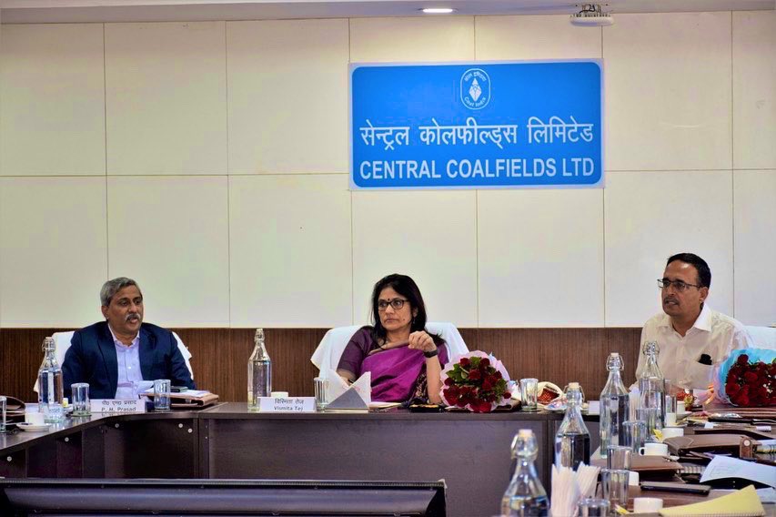 CCLRanchi's tweet photo. Smt Vismita Tej, Joint Secretary, Coal along with Shri Mukesh Choudhary, Director @CoalMinistry visited CCL and chaired a meeting with the linked power consumers.

Various issues related to ensuring sufficient coal stocks in the plants and consumer satisfaction were discussed. https://t.co/b9znlVyFIE