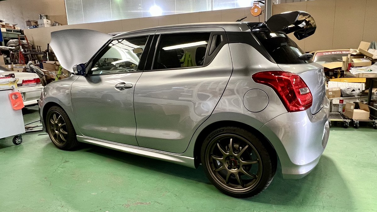 tatsugyare's tweet photo. BR-ROM作業中のスイフトRS。モンスターGTウィングがカッコいいね♪
この後この車は激変するよ(^^)ヤバいなこりゃ♪
#スイフト
#BeeR
@imai_kiyonori
#BRROM https://t.co/U3Em0l9OfC