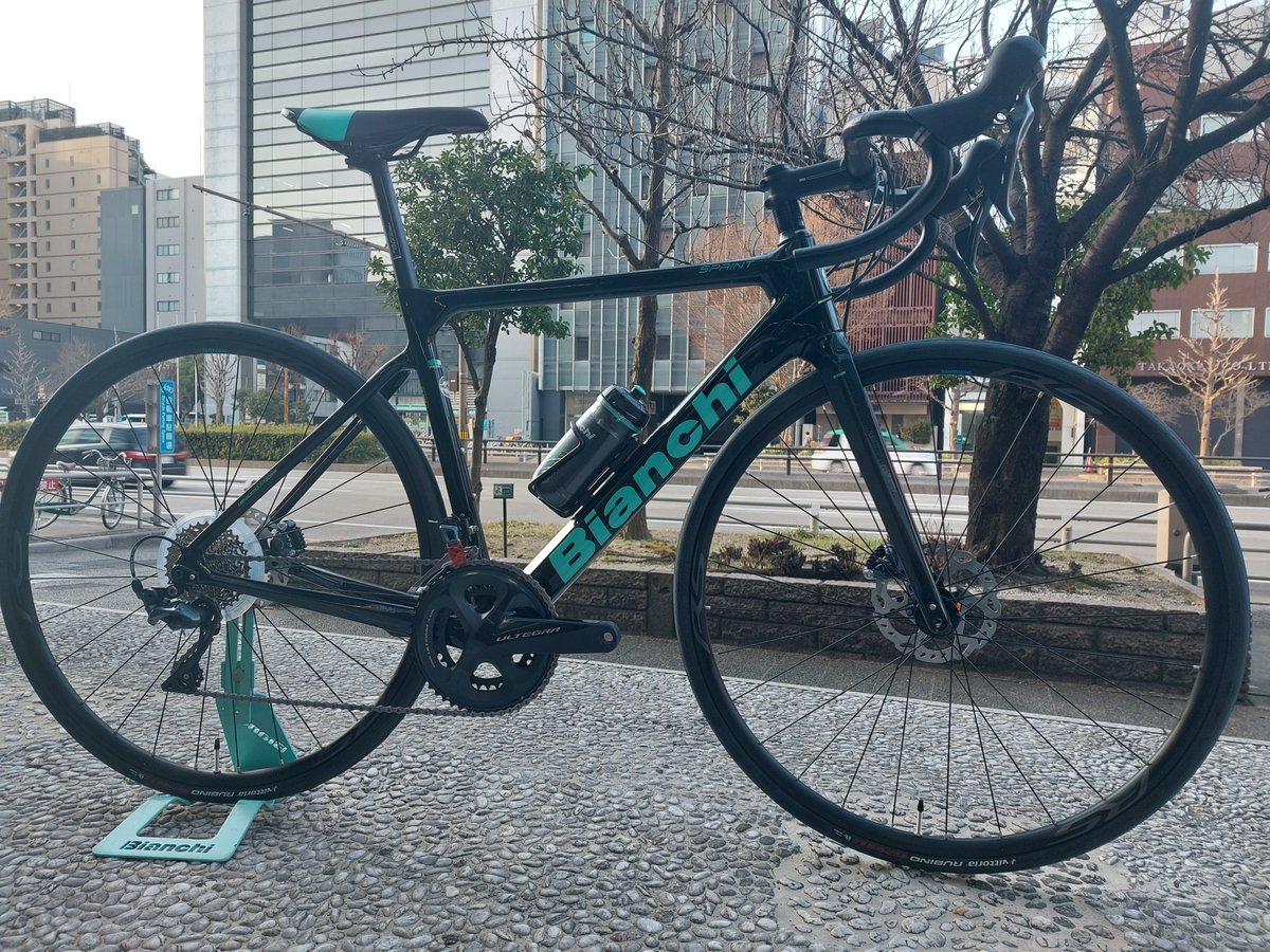 INA_Bianchi's tweet photo. 【ほりだしもの。】
ビアンキ名古屋です。
稀少性の高い海外仕様モデル、SPRINT DISC ULTEGRAが店頭にございます。まさかのブラック/チェレステカラー、サイズ53。コンポの一部が105のMIXですが、申し分ないスペックです。もちろん一台のみ、お早めに。
#sprintdisc #bianchi #ysroad #ビアンキ名古屋 https://t.co/HAhvzZh8W2