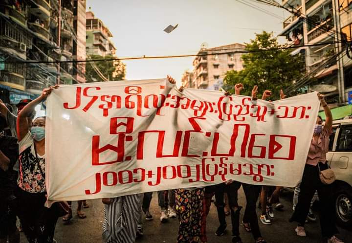 Phu_twt_mm's tweet photo. Anti-fascist dictatorship movement in downtown area of Yangon by youths from Yangon People's Strike tonight.
#VillagesBurntDownByJunta
#2022Mar12Coup
#WhatsHappeningInMyanmar https://t.co/AwwQeiD9pO