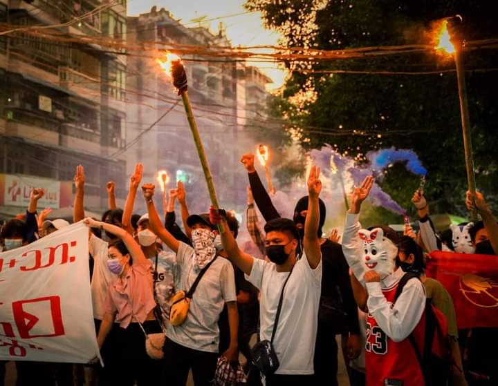 Phu_twt_mm's tweet photo. Anti-fascist dictatorship movement in downtown area of Yangon by youths from Yangon People's Strike tonight.
#VillagesBurntDownByJunta
#2022Mar12Coup
#WhatsHappeningInMyanmar https://t.co/AwwQeiD9pO