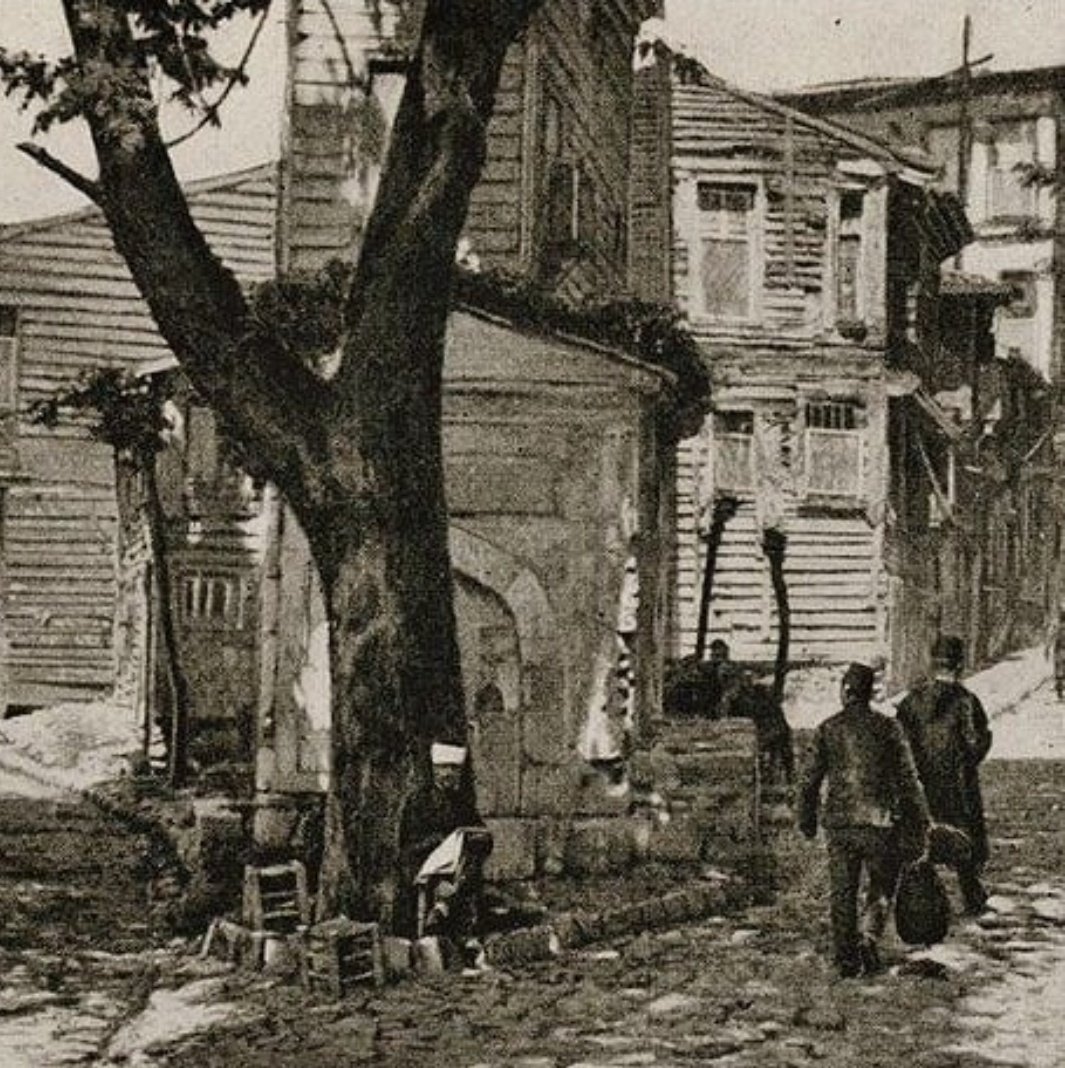 ssarezka's tweet photo. Sefer Ağa Çeşmesi, Süleymaniye💫

Geçmişten günümüze...
1913...                          Mart, 2022.. https://t.co/9EZ4QWz1If
