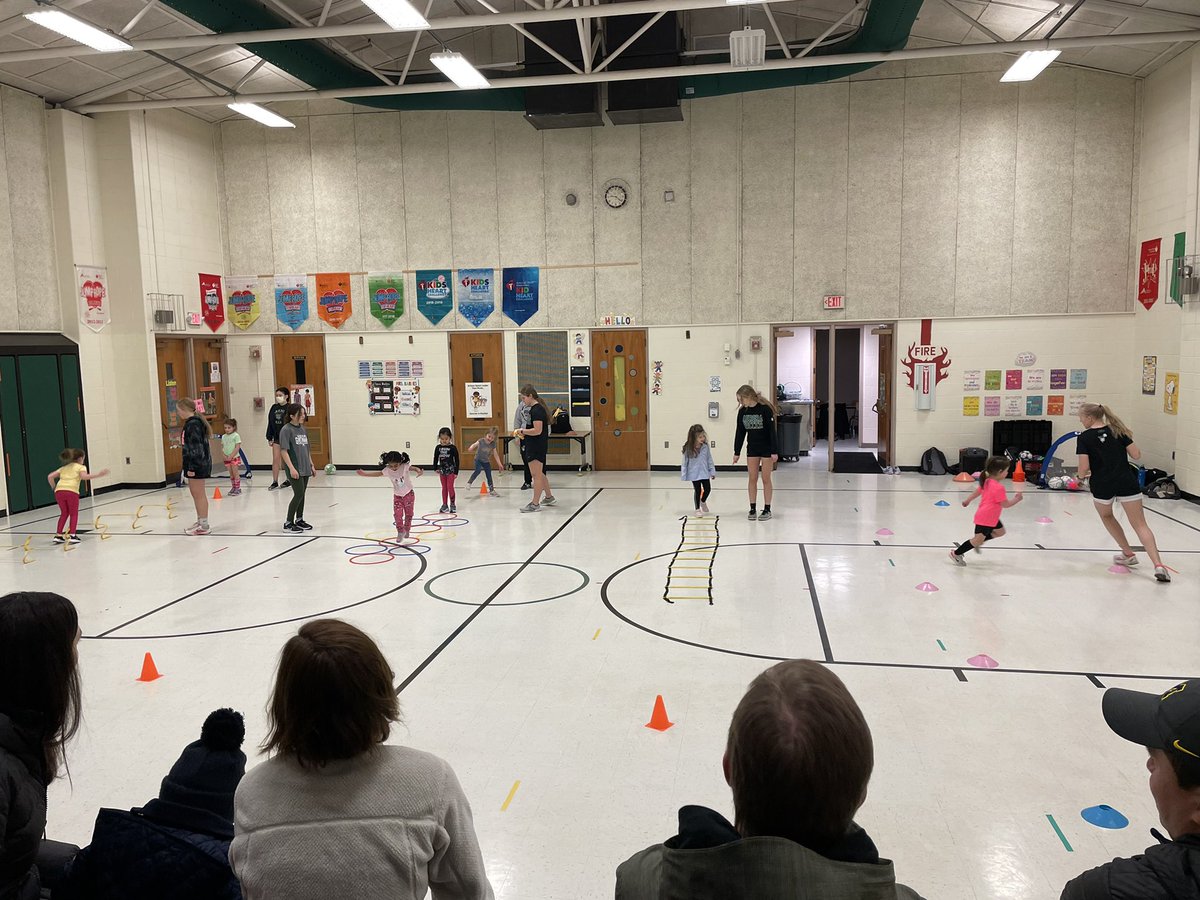 mrpalma9's tweet photo. Fantastic job by  @W_Soccer_AHS running the youth soccer clinic. Thank you to all the Lady Greenmen coaches, players, and parents for making this a great experience. https://t.co/9cCRS0IbAO