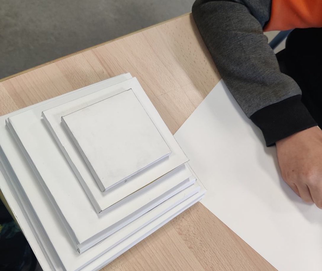 CollegeFroment's tweet photo. #SemaineDesMaths au College! Réflexion autour des pyramides aztèques en 🇪🇸, les degrés F°/C° en🇺🇸, les voûtes dans l’art roman et gothique en Histoire, Papertoy en artsP et défi maths-maquette pour tous!  @AcBordeaux #Mathematiques #collège #rep https://t.co/4nIioFjrbT
