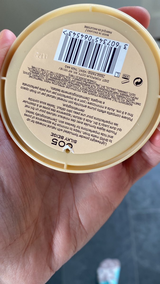 melhugs88's tweet photo. @rimmellondonuk why, despite there being a hole to allow you to do it, is it impossible to take the powder tray out of these so I can put it into my compact!? Breaks every time, I end up having to get my husband to attack it with pliers and a heat gun!! https://t.co/B2TId6UrDe