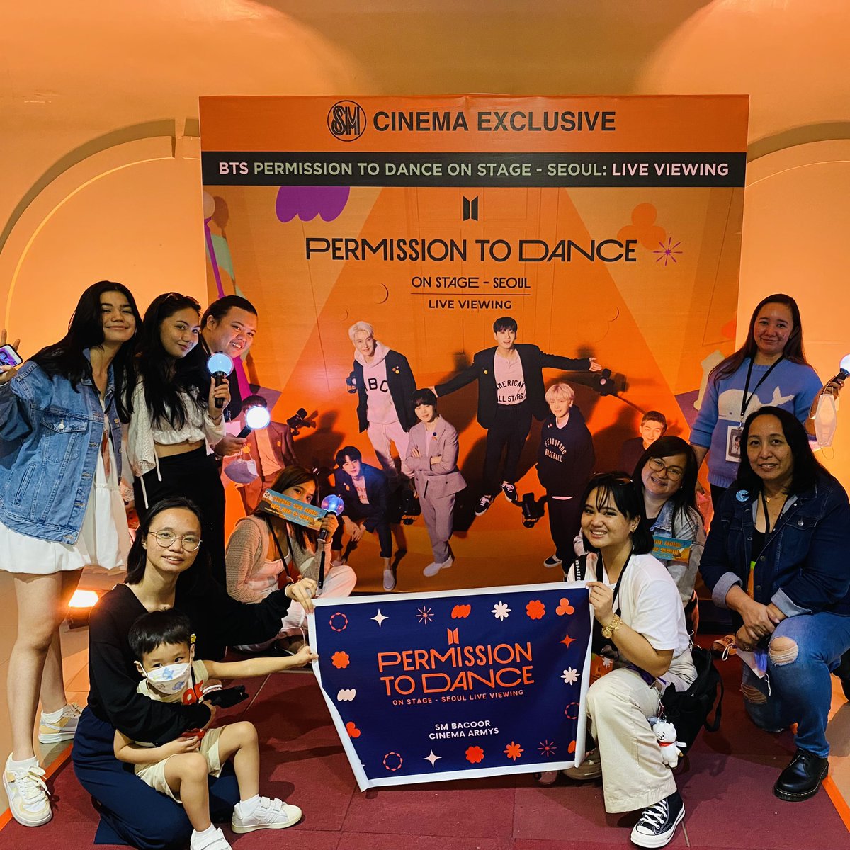 armyfinds_ph's tweet photo. Annyeong~

Thank you everyone for tagging us with your “thank you for the freebies” post! We hope you had fun waving the hand banners and wearing the PTD wristbands as well as the other freebie memorabilia 🧡. On behalf of the team, your smiles and appreciation keeps us going 💜 https://t.co/Jmj8OvCZmg