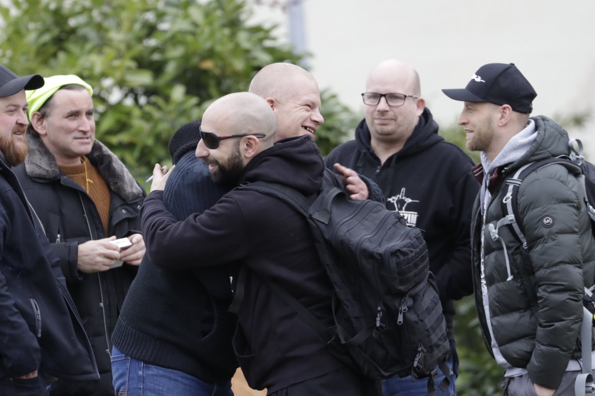 KaiSchwerdt's tweet photo. 14:35 Prominenz trifft ein. #Ukvali und #LaPaz Arm in Arm mit Organisator Chris S., der auf unangemeldeten #Coronademo|s auch mal Pressefotografen angreift. Derzeit läuft deswegen ein Ermittlungsverfahren gegen ihn. #nk1203 https://t.co/MkBQvteOL3