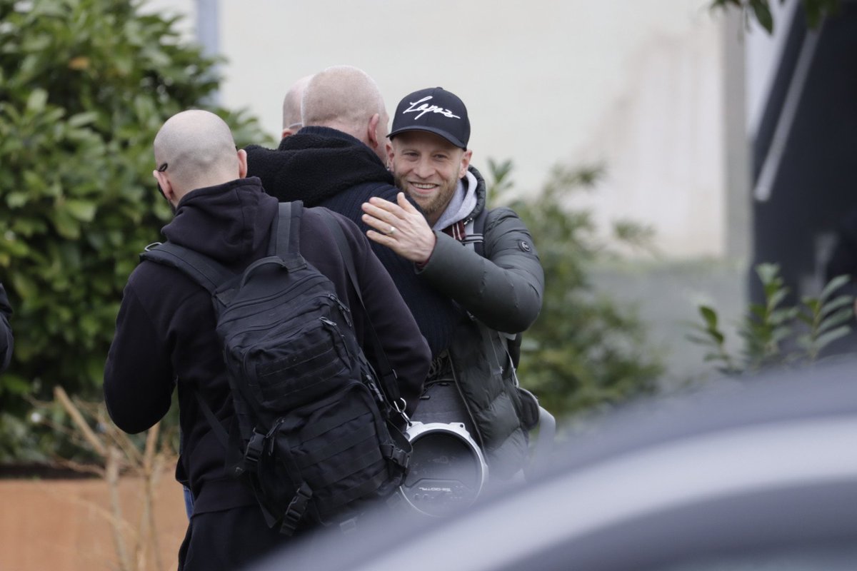 KaiSchwerdt's tweet photo. 14:35 Prominenz trifft ein. #Ukvali und #LaPaz Arm in Arm mit Organisator Chris S., der auf unangemeldeten #Coronademo|s auch mal Pressefotografen angreift. Derzeit läuft deswegen ein Ermittlungsverfahren gegen ihn. #nk1203 https://t.co/MkBQvteOL3