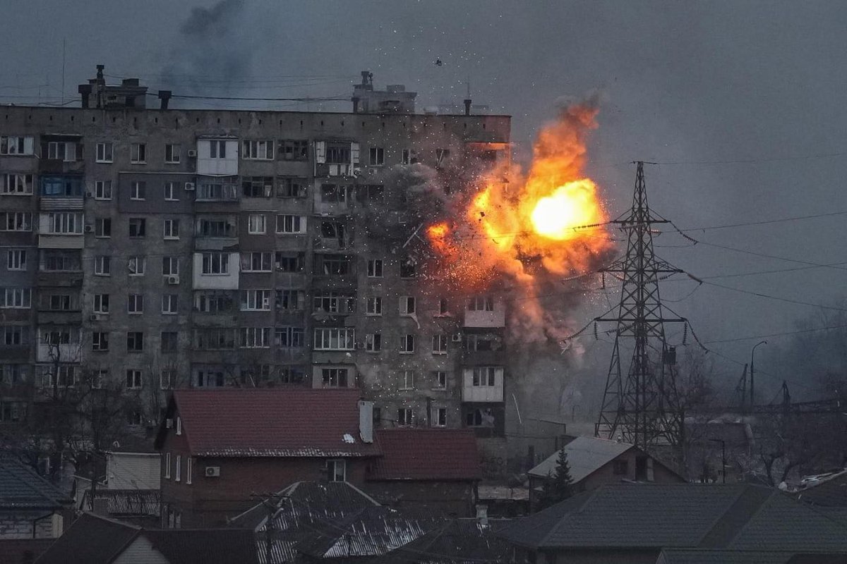 MonkeyintheJar1's tweet photo. #Mariupol photo by Evgeniy Maloletka
#StopRussianAggression #russiansaremurders #russiansarekillers #stoprussia #stopputin https://t.co/AwnF8kC49K