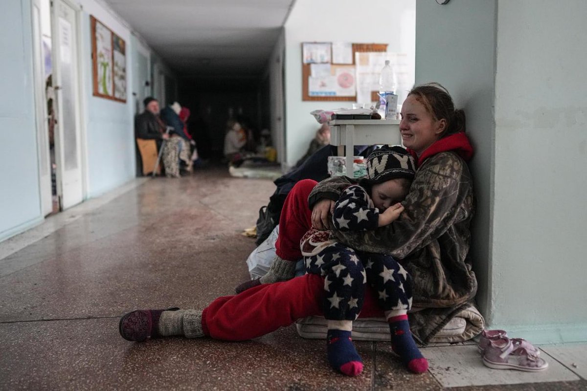 MonkeyintheJar1's tweet photo. #Mariupol photo by Evgeniy Maloletka
#StopRussianAggression #russiansaremurders #russiansarekillers #stoprussia #stopputin https://t.co/AwnF8kC49K